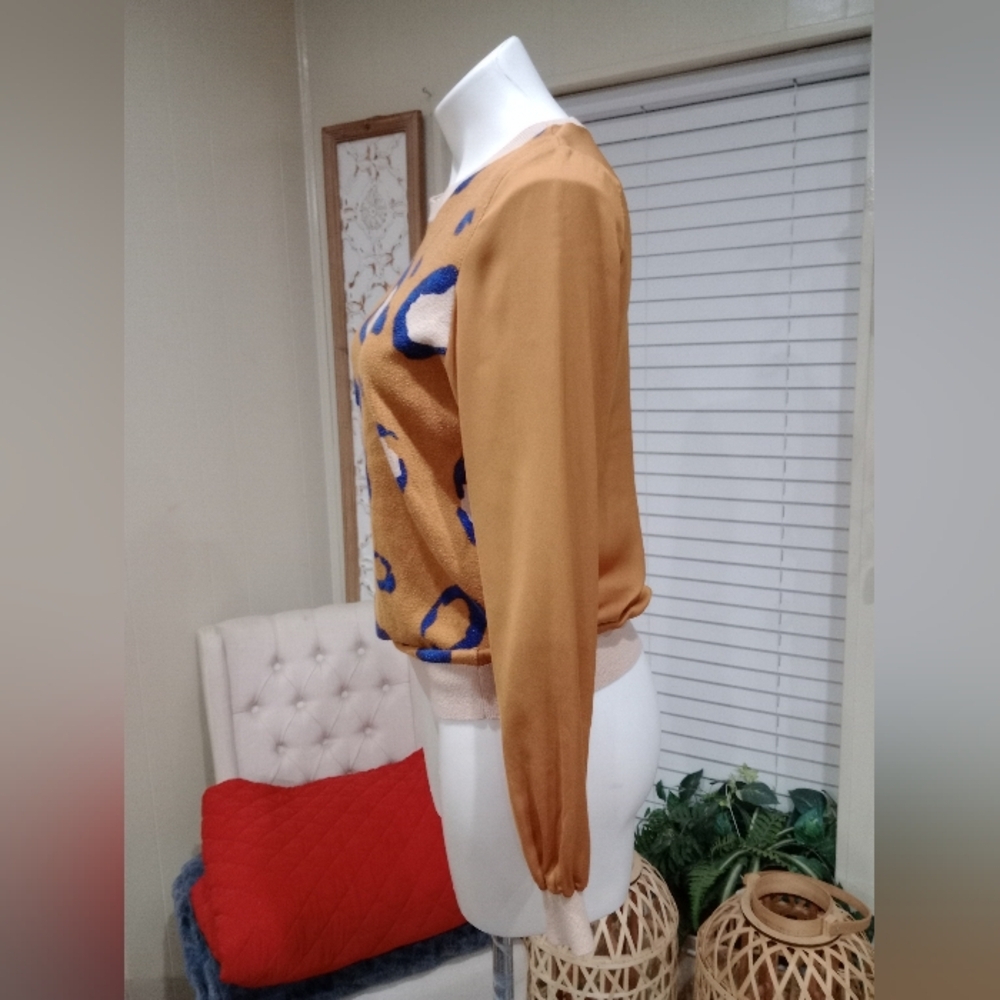 Stylish Women's Sweater with Blue and Tan Pattern - Picture 3 of 10